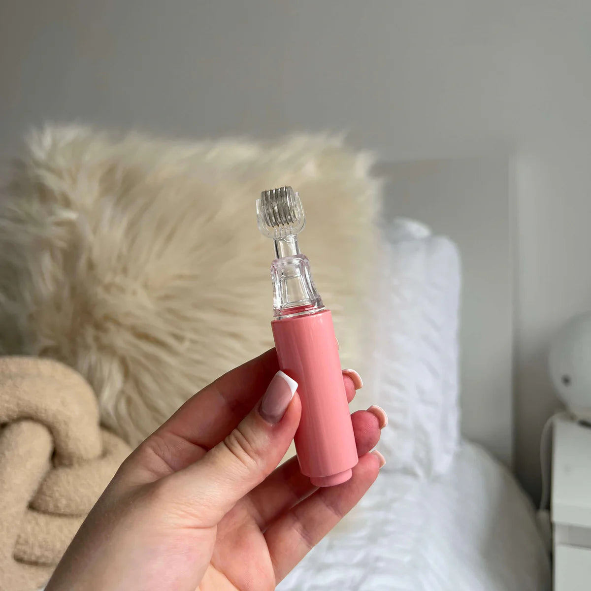 LIP Roller - Repulpeur de Lèvres par Microneedling + Sérum GRATUIT